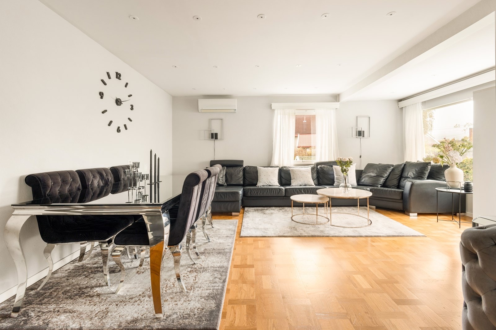 Store vindusflater gir rikelig med naturlig lys og en åpen romfølelse. Galleribilde