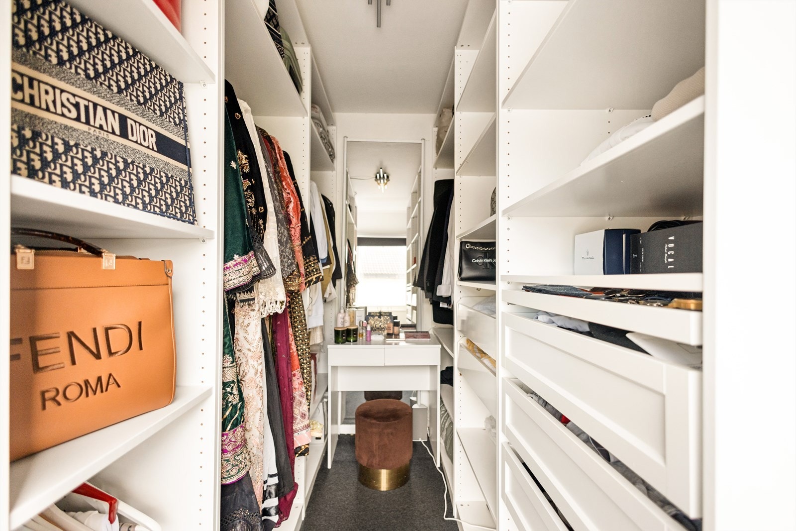 I tilknytning til hovedsoverommet finner man en praktisk walk-in-garderobe. Galleribilde