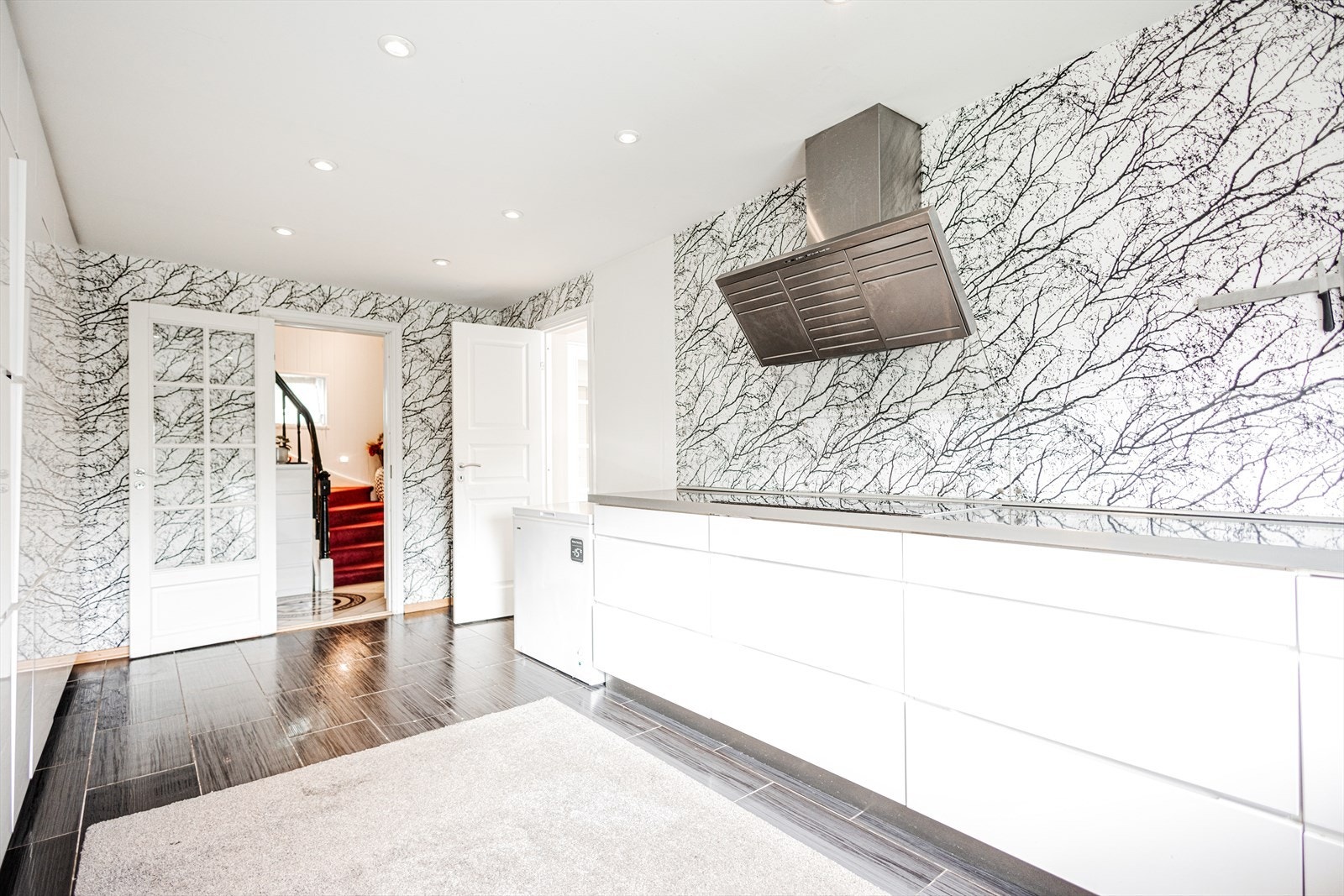 Fra kjøkkenet er det enkel tilgang til gangen Galleribilde