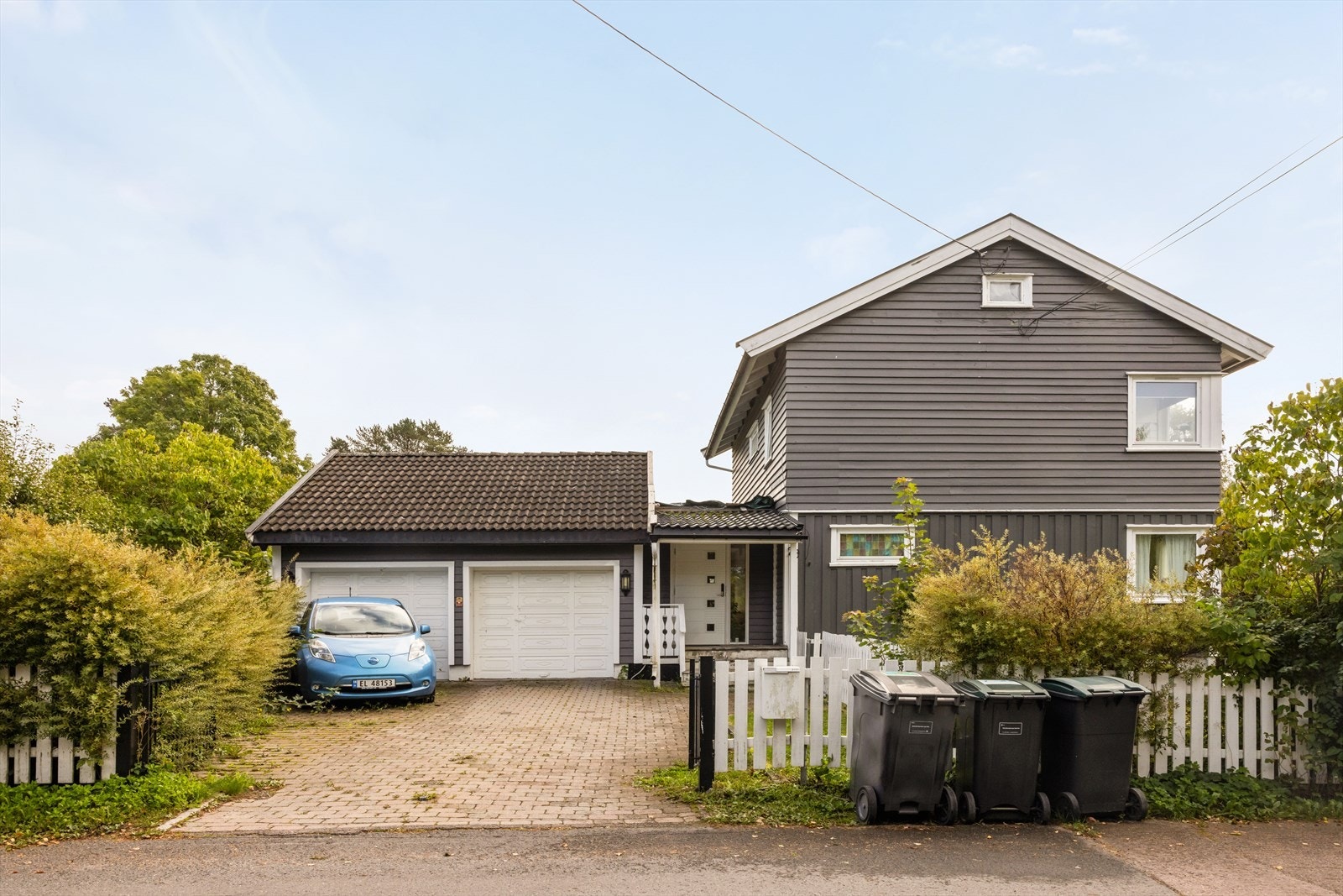 Boligen har både dobbelgarasje og biloppstillingsplass Galleribilde