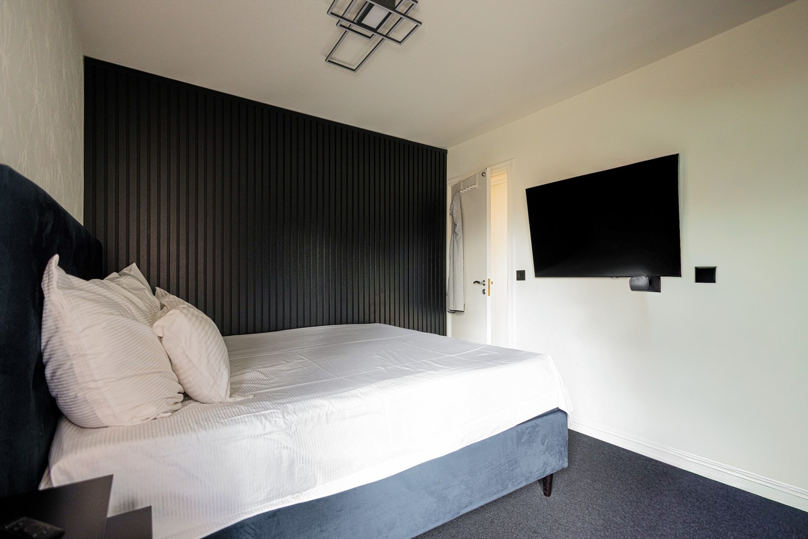 Her er det god plass til dobbeltseng og tilhørende møblement. Galleribilde