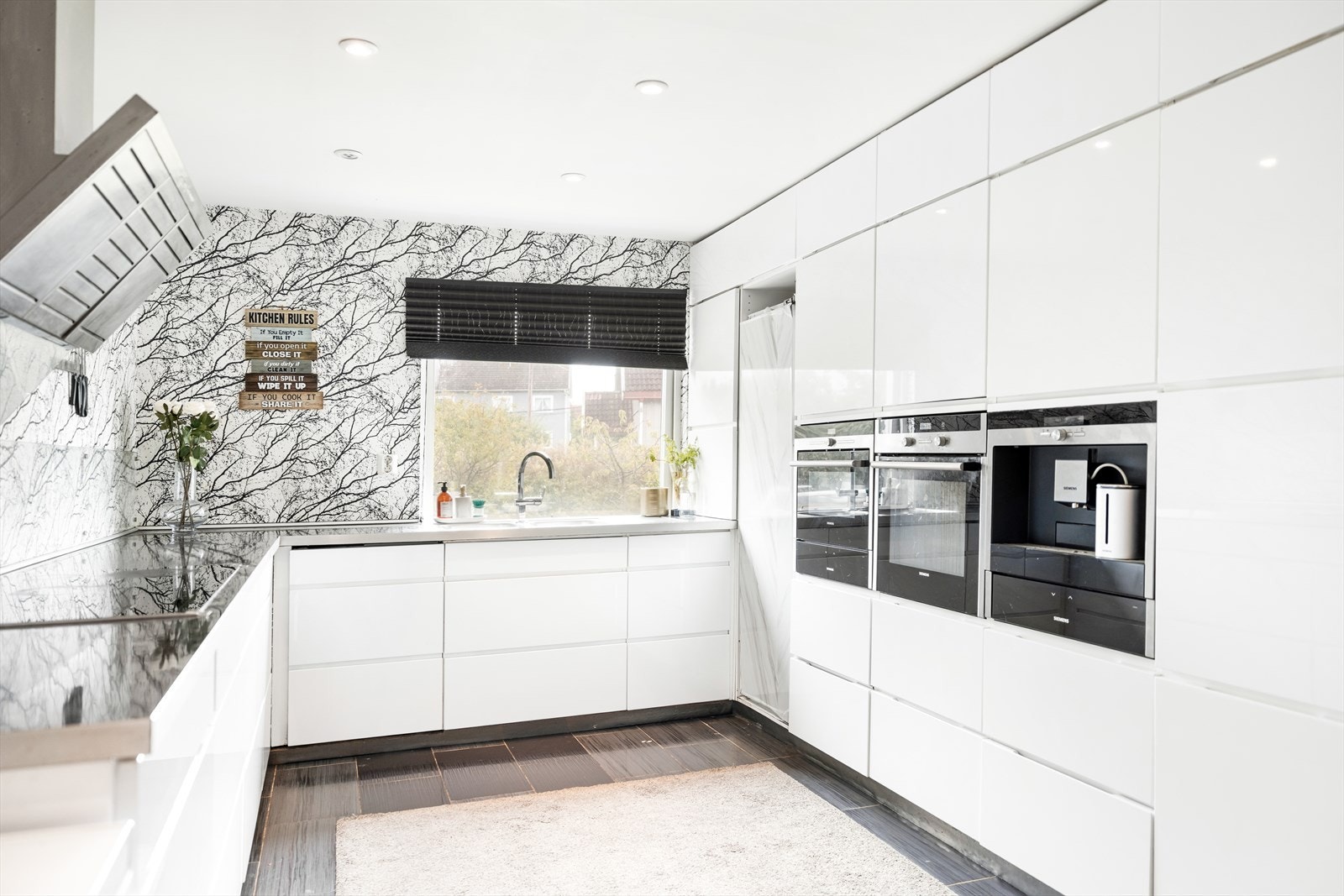 Kvik kjøkkenet fra 2011 har en funksjonell utforming med rikelig skap- og benkeplass med tidløst design Galleribilde