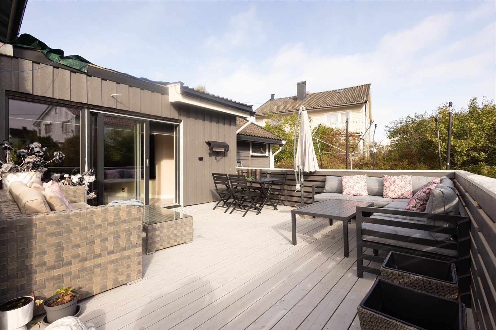 Fra TV-stuen er det direkte utgang til en stor og usjenert terrasse. Galleribilde