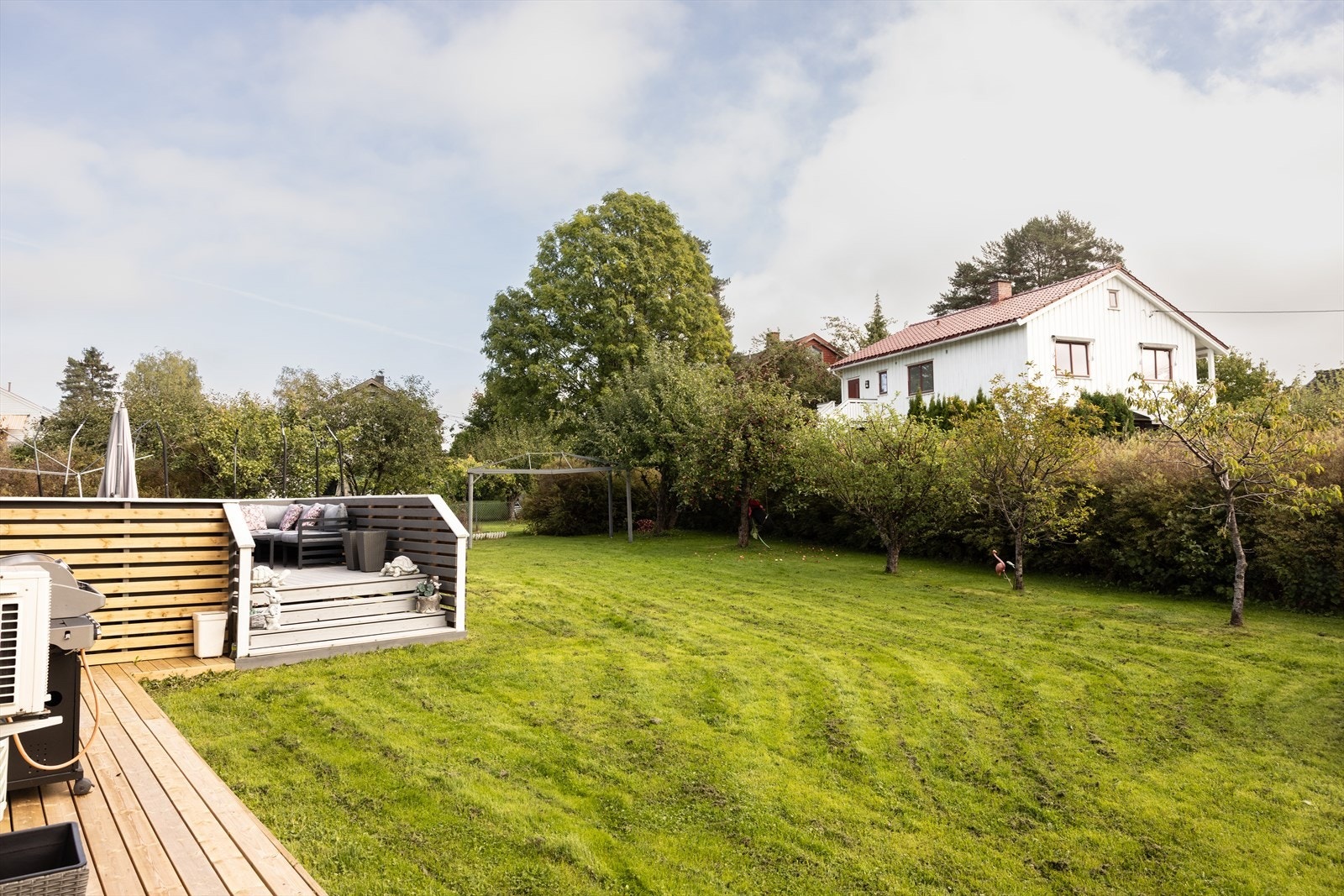 Tomten er pent opparbeidet med plen, hekk og frukttrær som: tre epletrær, tre morelltrær, og to plommetrær! Galleribilde