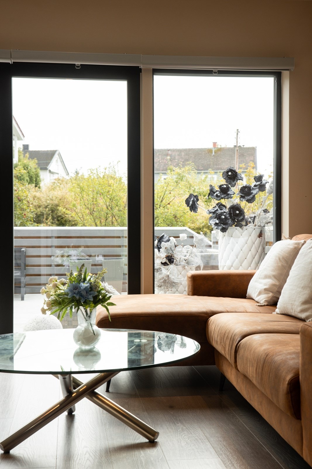 Skyvedøren fra 2019 gir direkte utgang til en av de store terrassene. Galleribilde