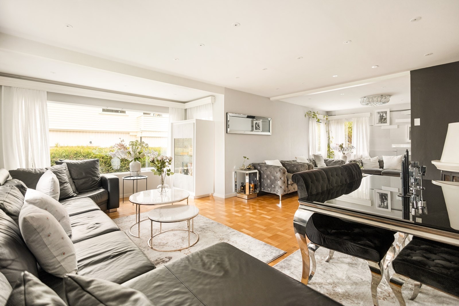 Stuen er gjennomgående og har flere møbleringssoner som gir rommet fleksibilitet. Galleribilde