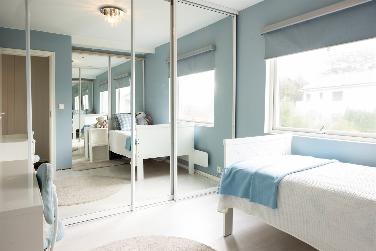 Rommet har speilgarderobe som gir god oppbevaringsplass og en økt romfølelse. Galleribilde