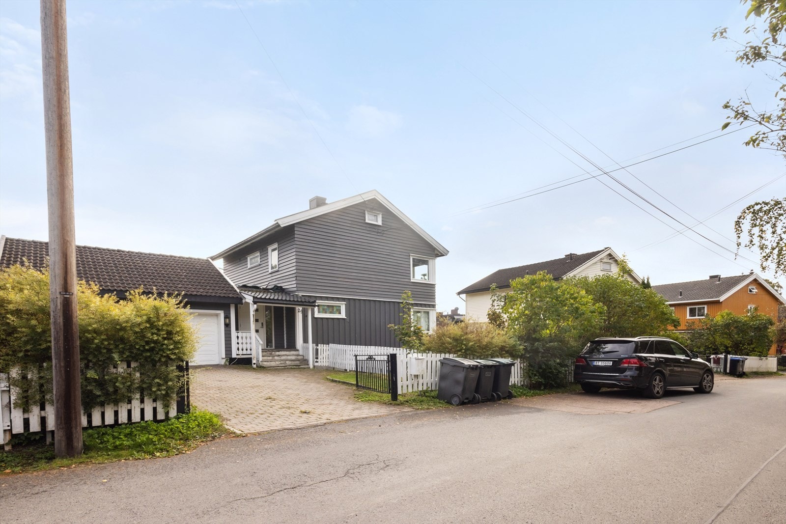 Eiendommen har en hellelagt biloppstillingsplass i tillegg til garasjen. Galleribilde