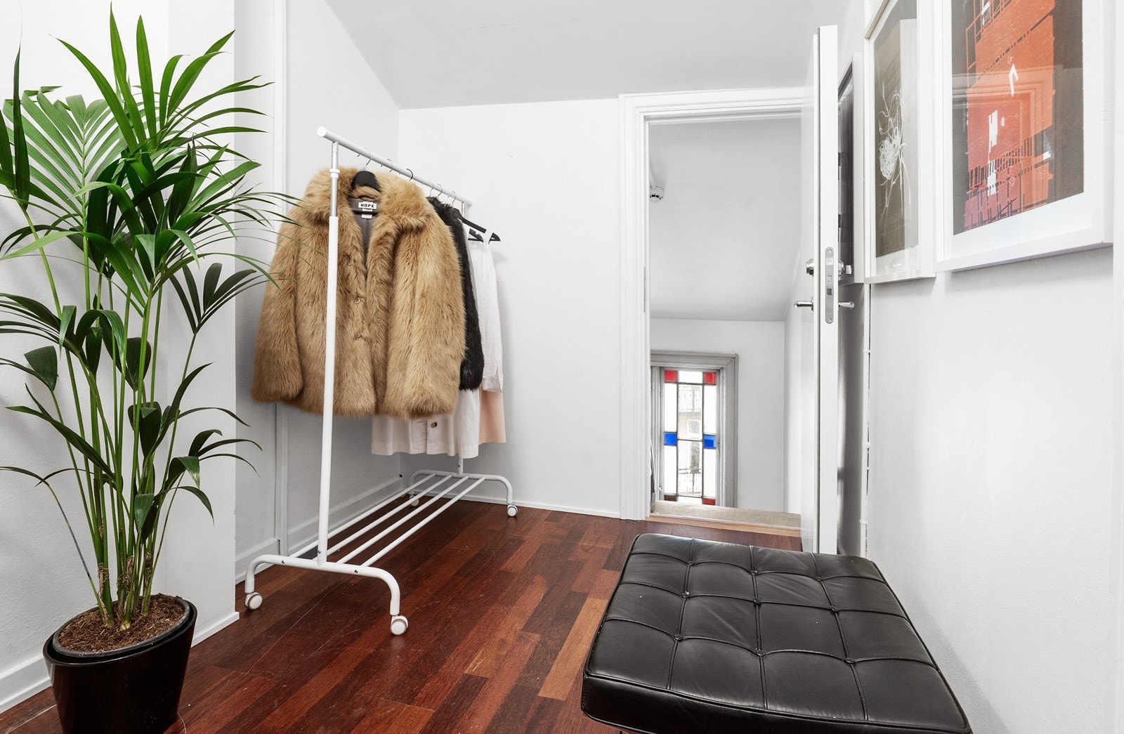 Rom ifm baktrapp brukes i dag til oppbevaring og walk-in closet - samt oppgang til loftet Galleribilde