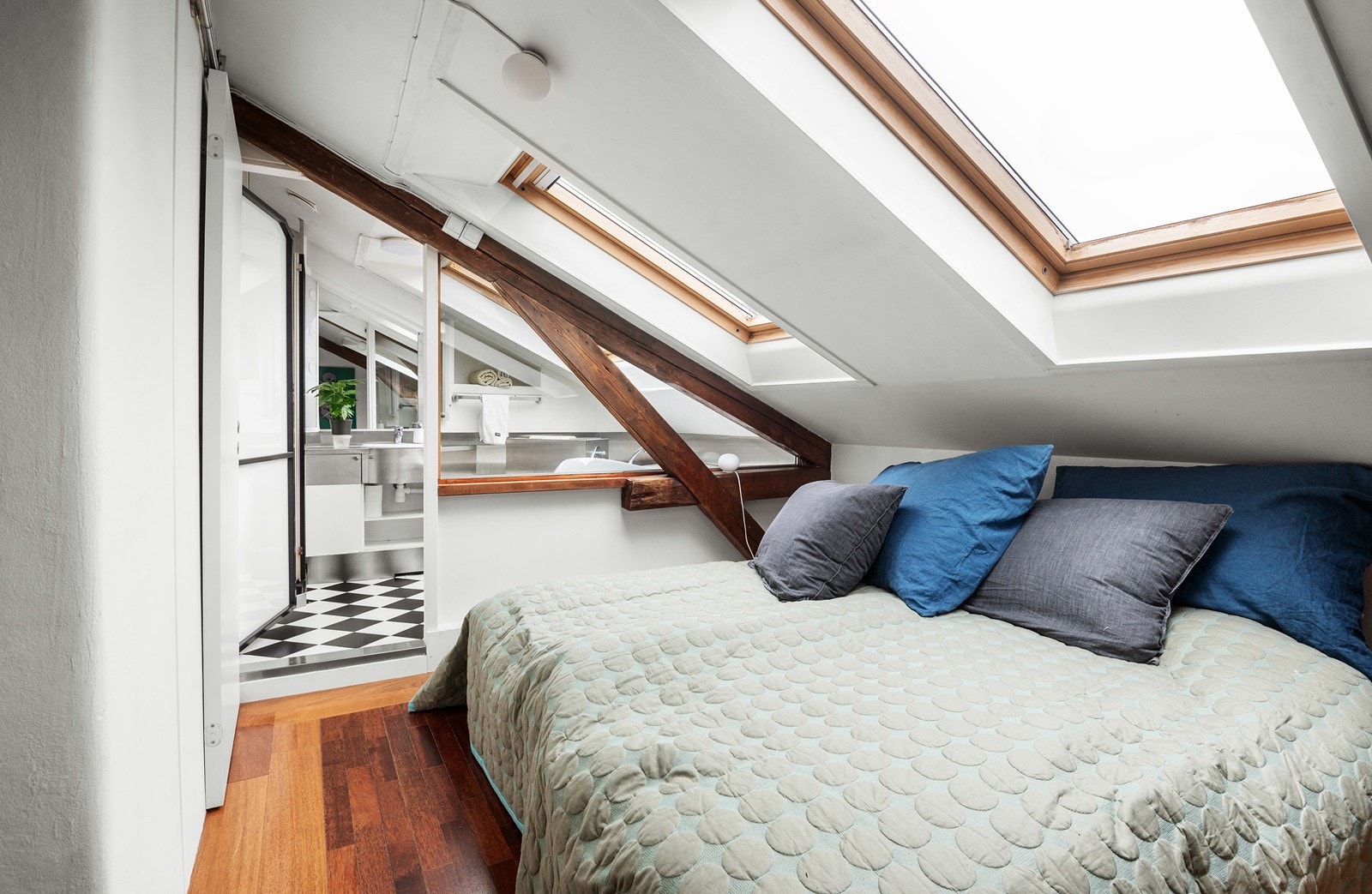 Soverom med inngang til eget bad Galleribilde