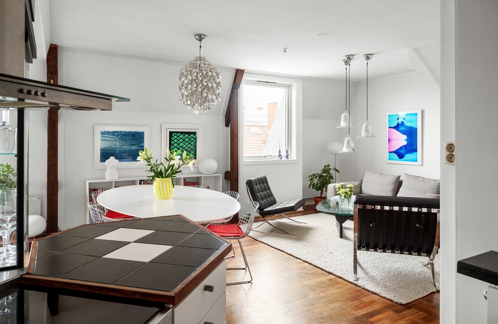 God plass til flere sittegrupper Galleribilde