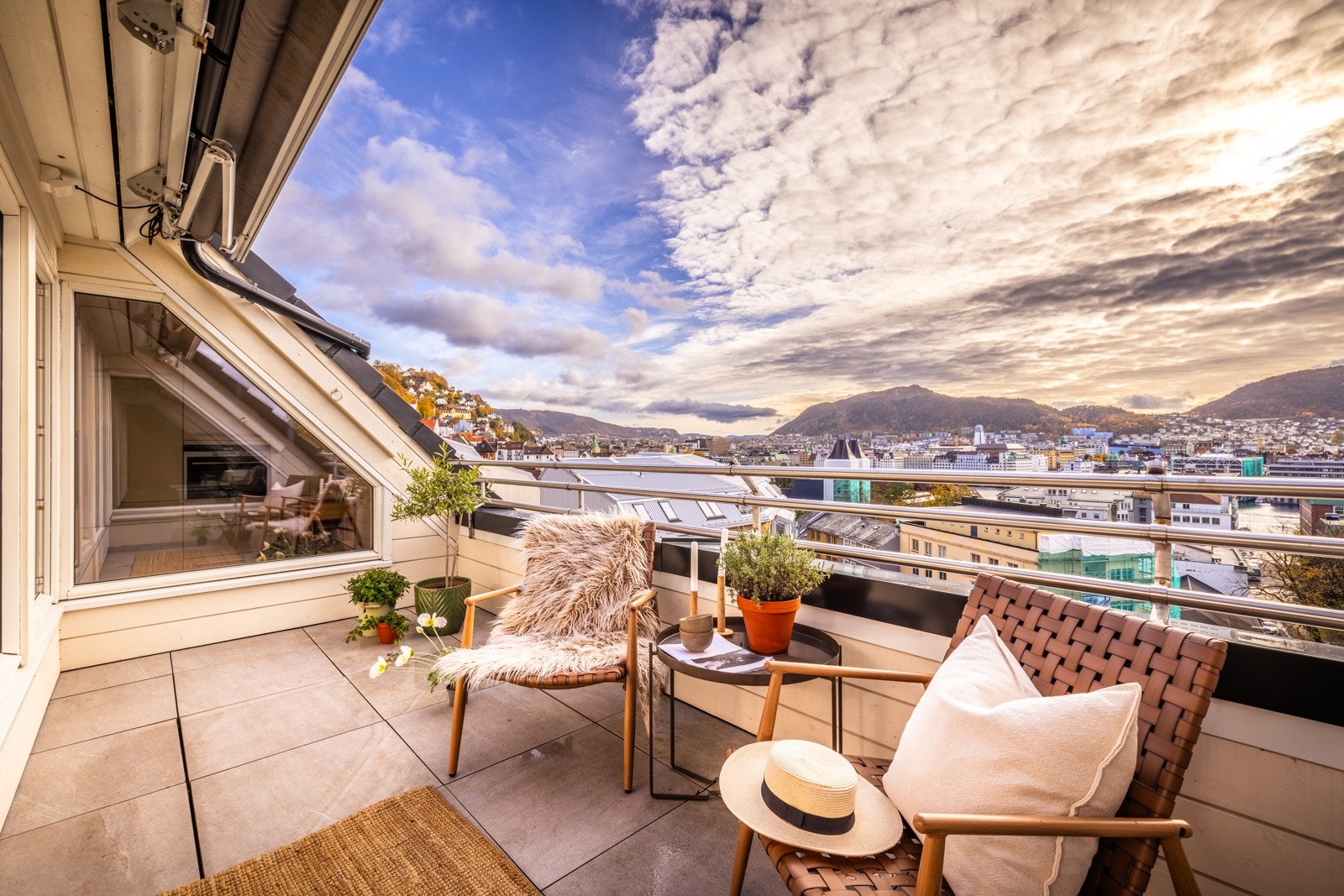 - Fra stuen har du utgang til en sydvestvendt takterrasse på nær 9 kvm med el-markise, hvor du kan nyte solen fra formiddag til kveld - Galleribilde