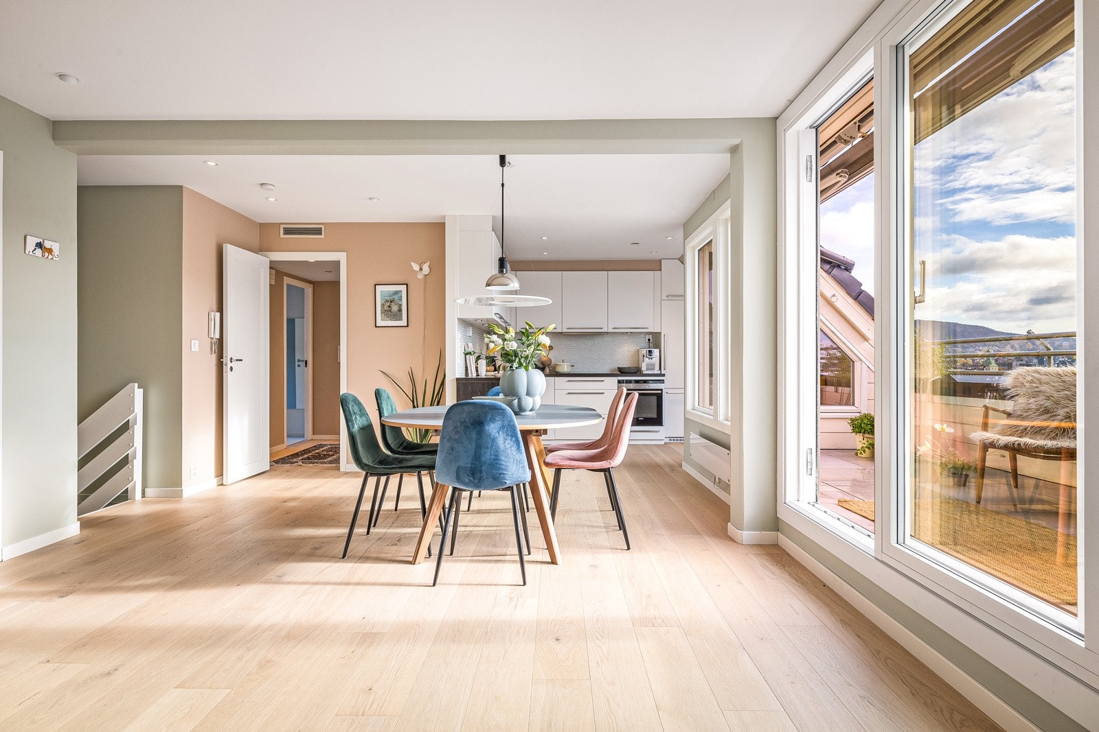 - Den store åpne løsningen mellom stue og kjøkken gir plass til både avslapning og sosialt samvær - Galleribilde