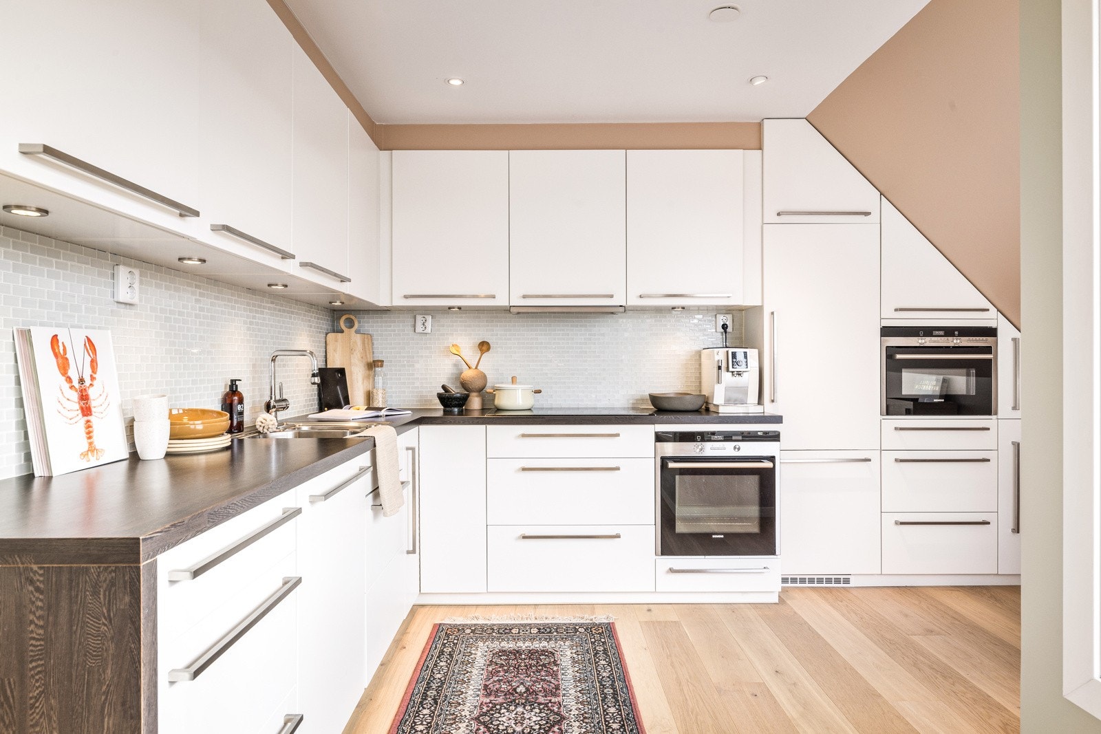 - Kjøkkenet fra Kvik ble oppgradert i 2012/13 og har god skap- og benkeplass - Galleribilde