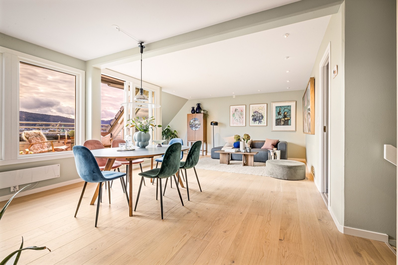 - Når du trår inn i stuen møtes du av store vindusflater som rammer inn byen og fjellene som et levende bilde - Galleribilde