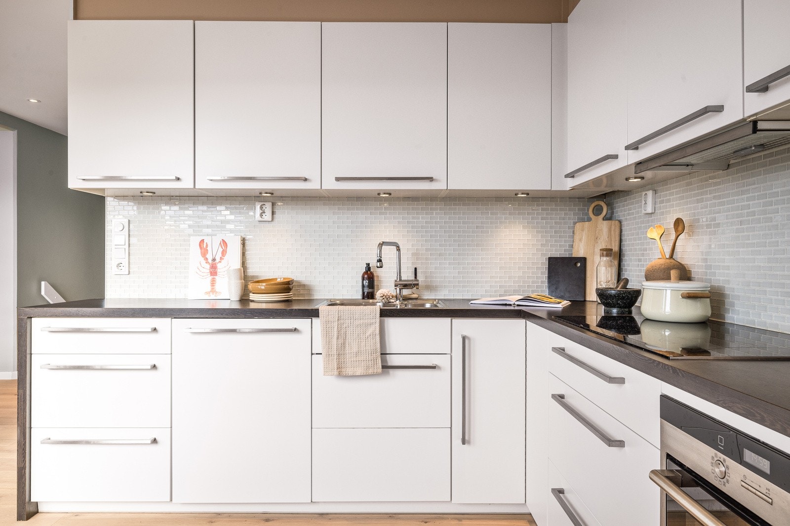 - Det er integrerte hvitevarer fra Siemens, herunder stekeovn, induksjonstopp, kombi micro/stekeovn og kjøl/frys. Det er også oppvaskmaskin fra 2021 - Galleribilde