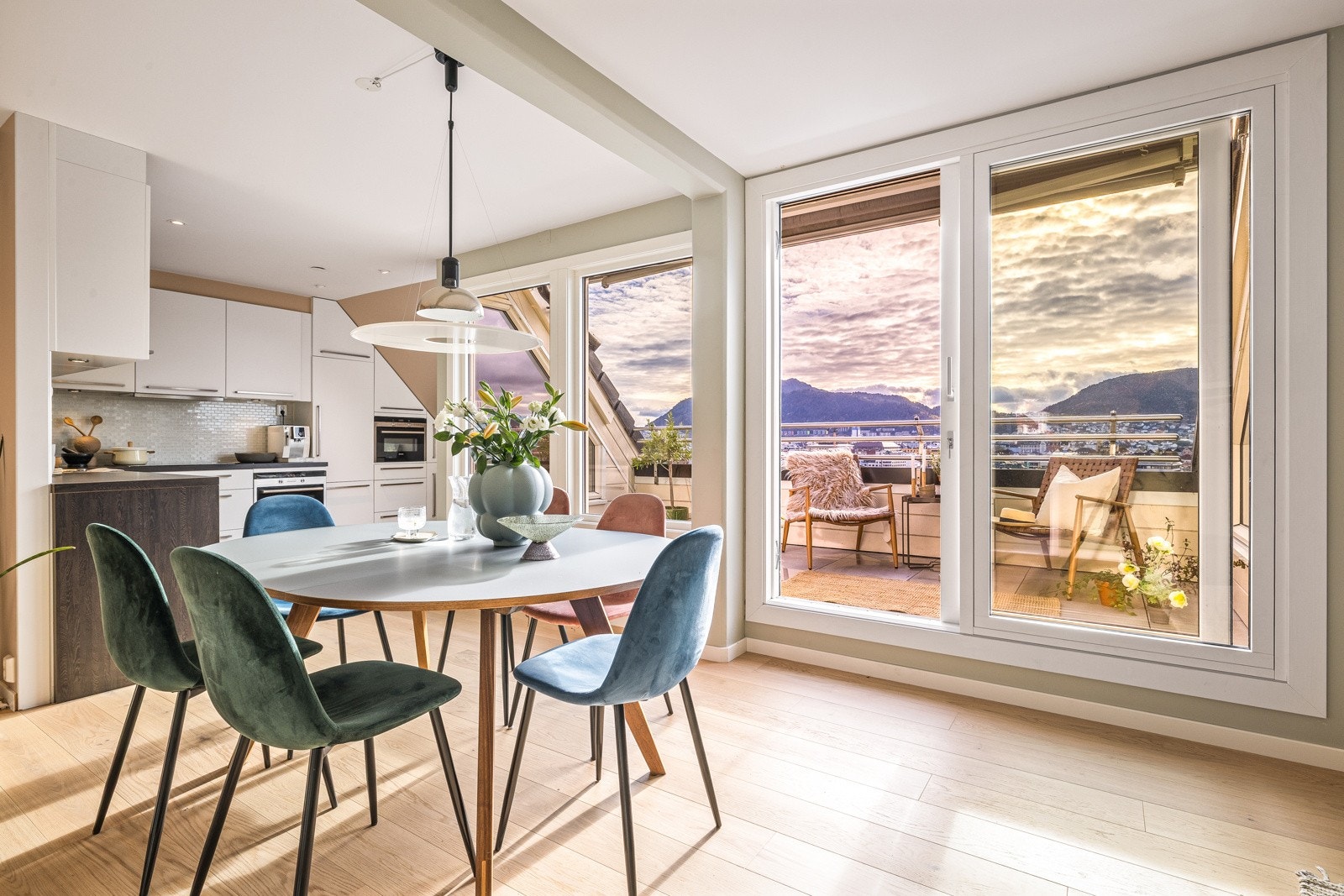 - Like ved kjøkkenet er det god plass til spisestue - Galleribilde