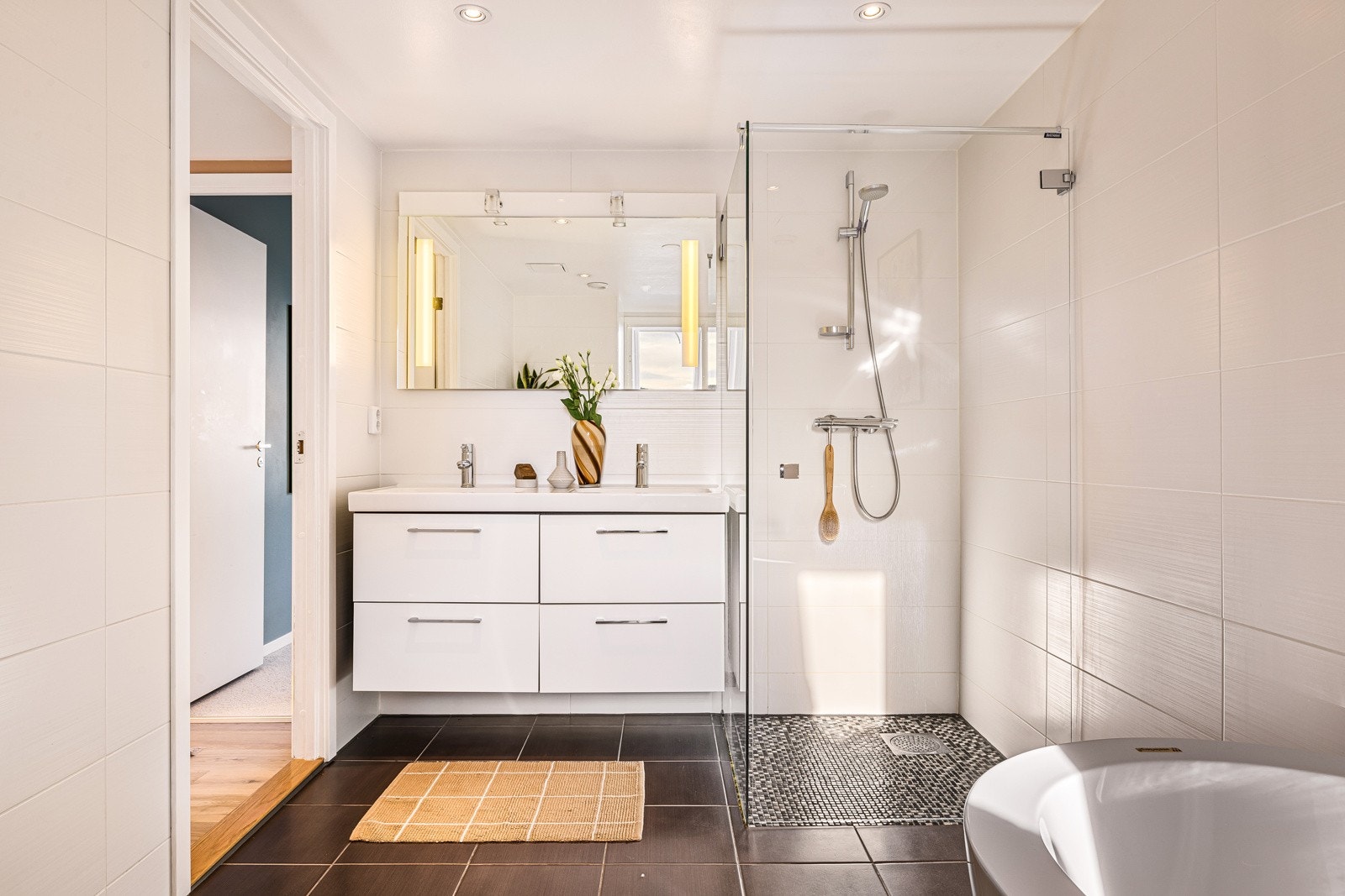 - Badet er helfliset og innredet med deilig badekar, romslig baderomsinnredning med dobbel servant, vegghengt toalett og elektriske varmekabler - Galleribilde