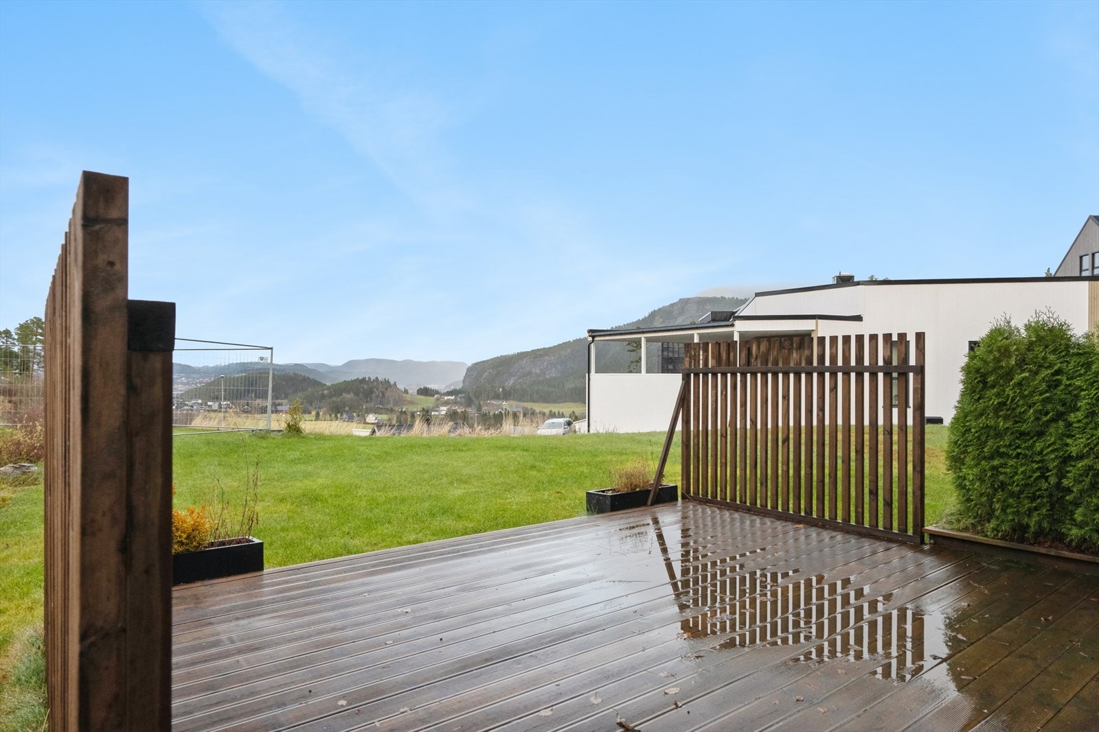 Terrasse på fremsiden av boligen. Galleribilde