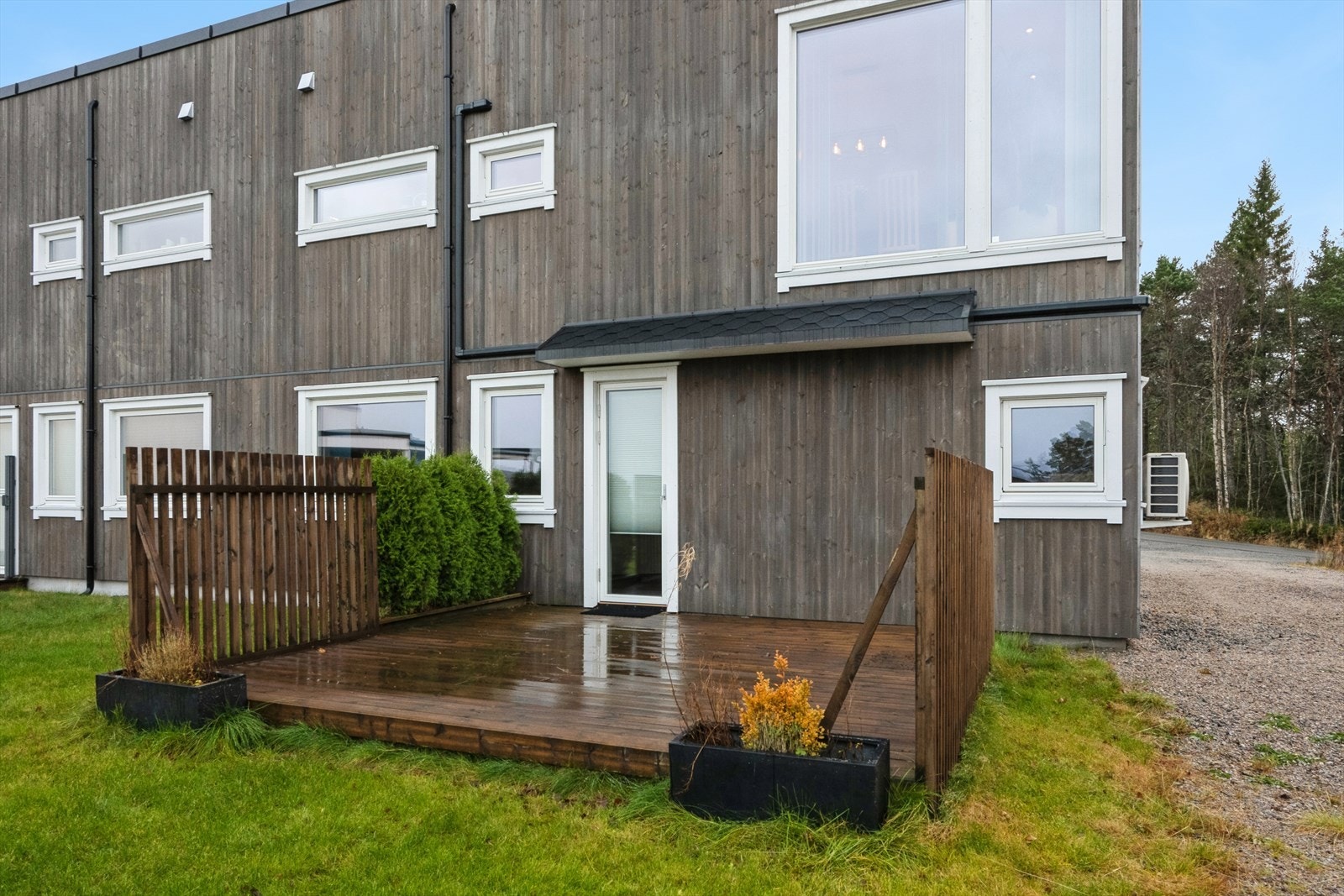 Uteplass på begge sider av boligen. Lettstelt uteområdet. Galleribilde