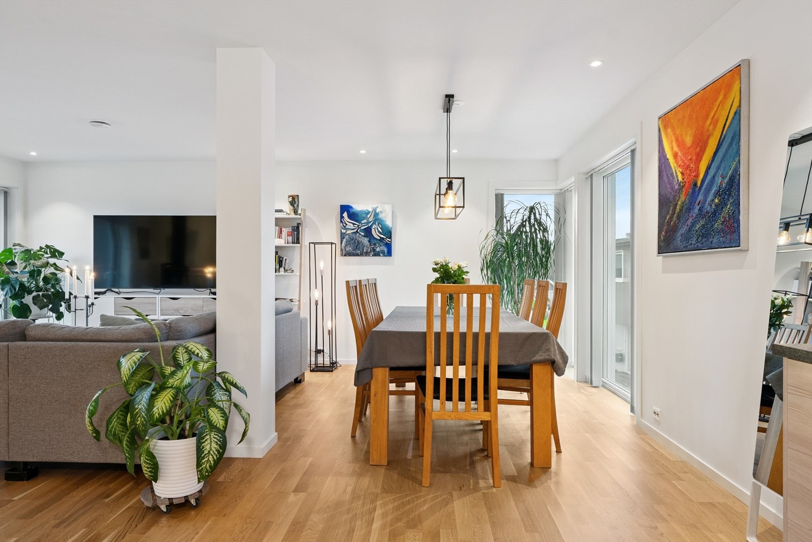 Stue med god plass for enkel møblering! Galleribilde