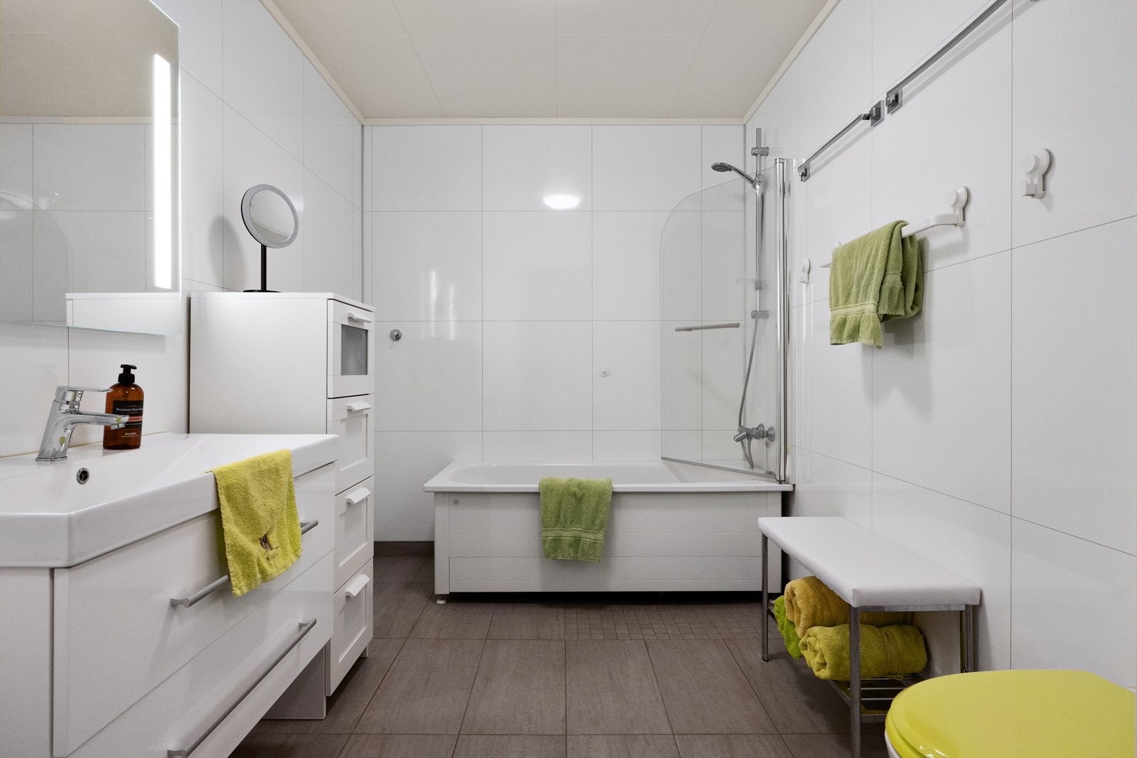 Bad med badekar og dusj Galleribilde