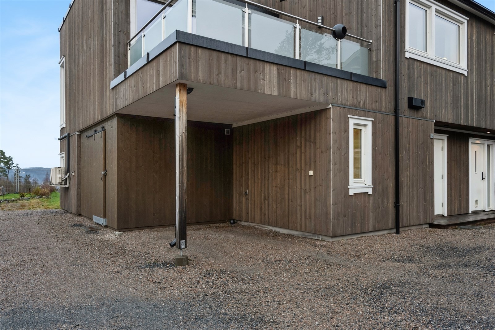 Carport. 2 store uteboder på tilsammen 17,5 kvm. Total BRA er på 136 kvm. Galleribilde