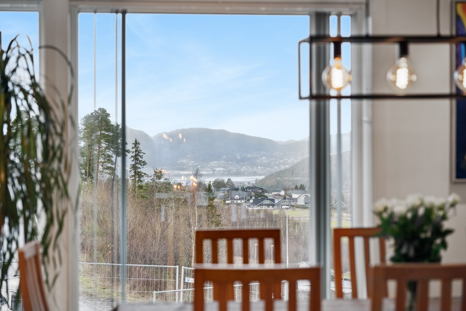 Fin åpen utsikt fra stue. Galleribilde