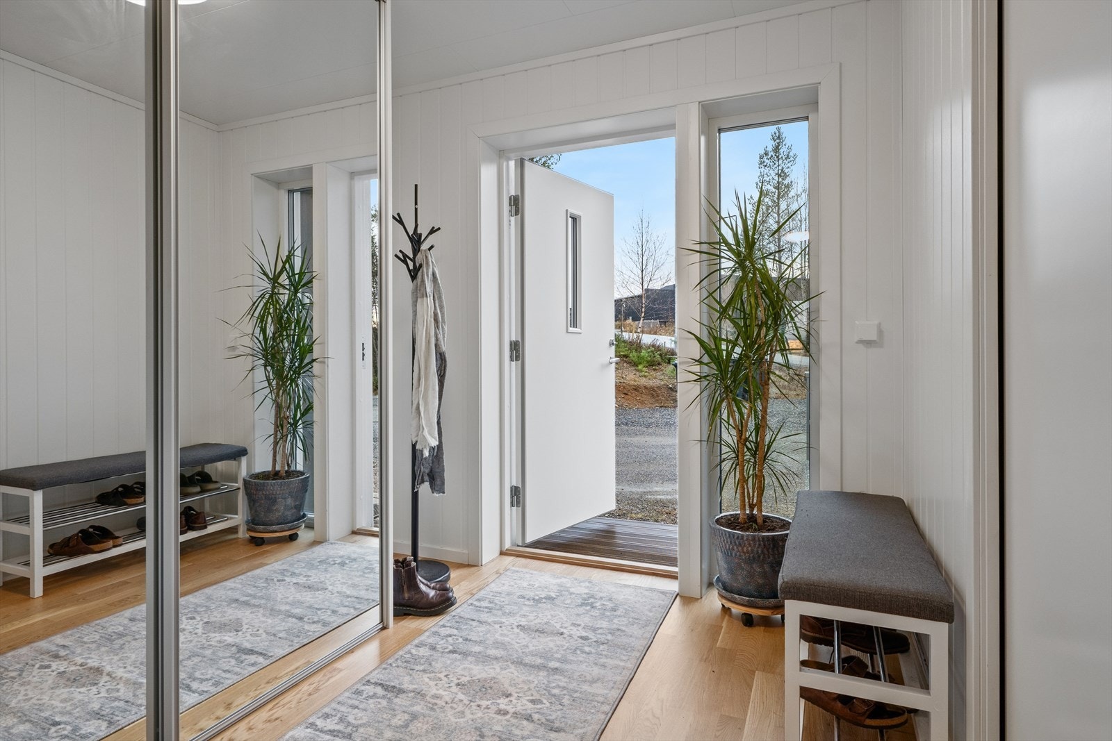 Pent inngangsparti med skyvedørsgaraderobe Galleribilde