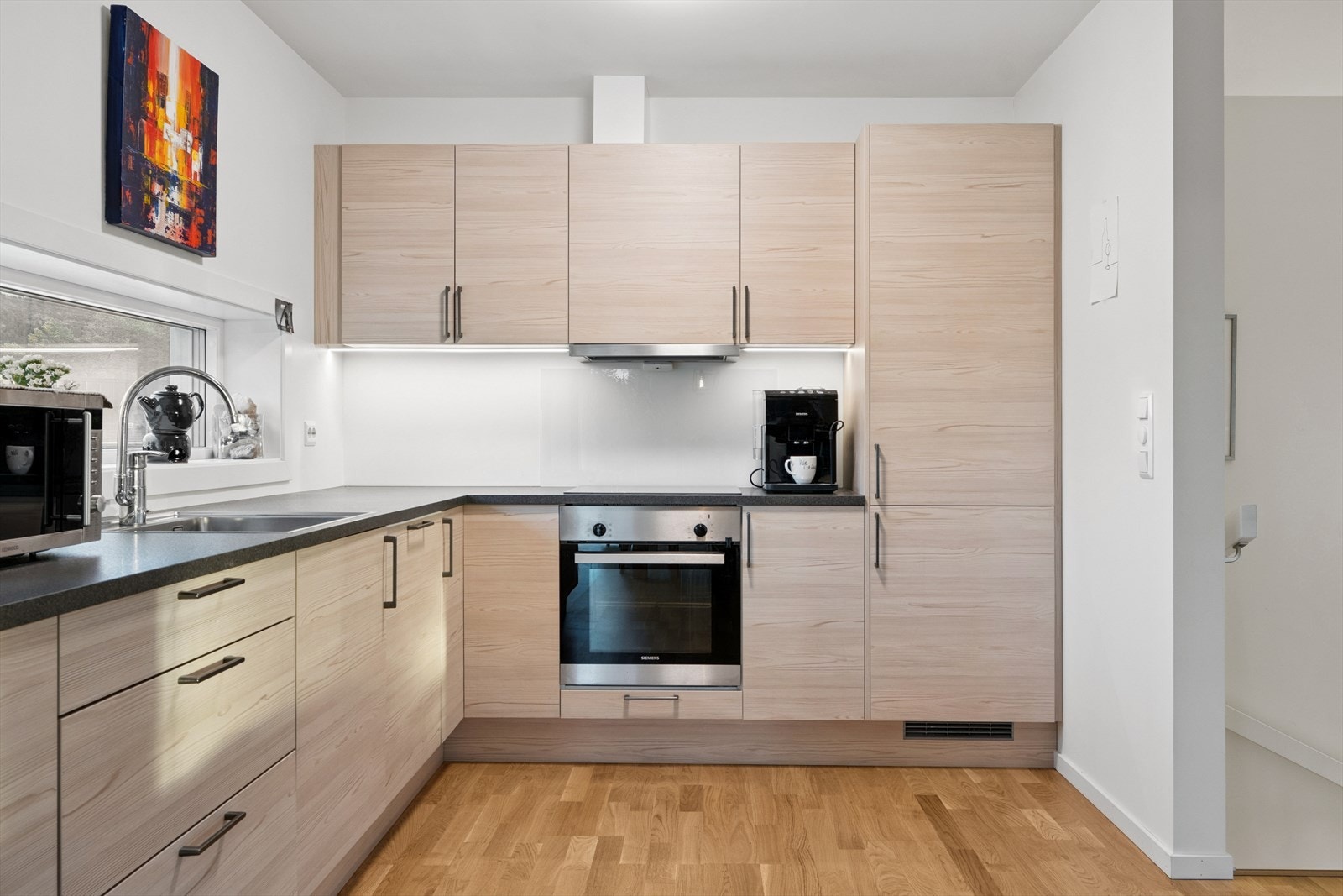 Pent kjøkken med integrerte hvitevarer. Galleribilde