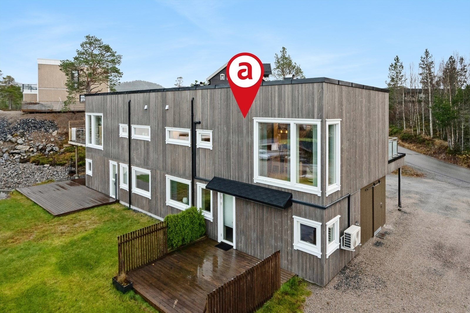 Velkommen til Blåbærvegen 5! Innholdsrik og moderne vertikaldelt to-mannsbolig med byggeår 2020. Galleribilde
