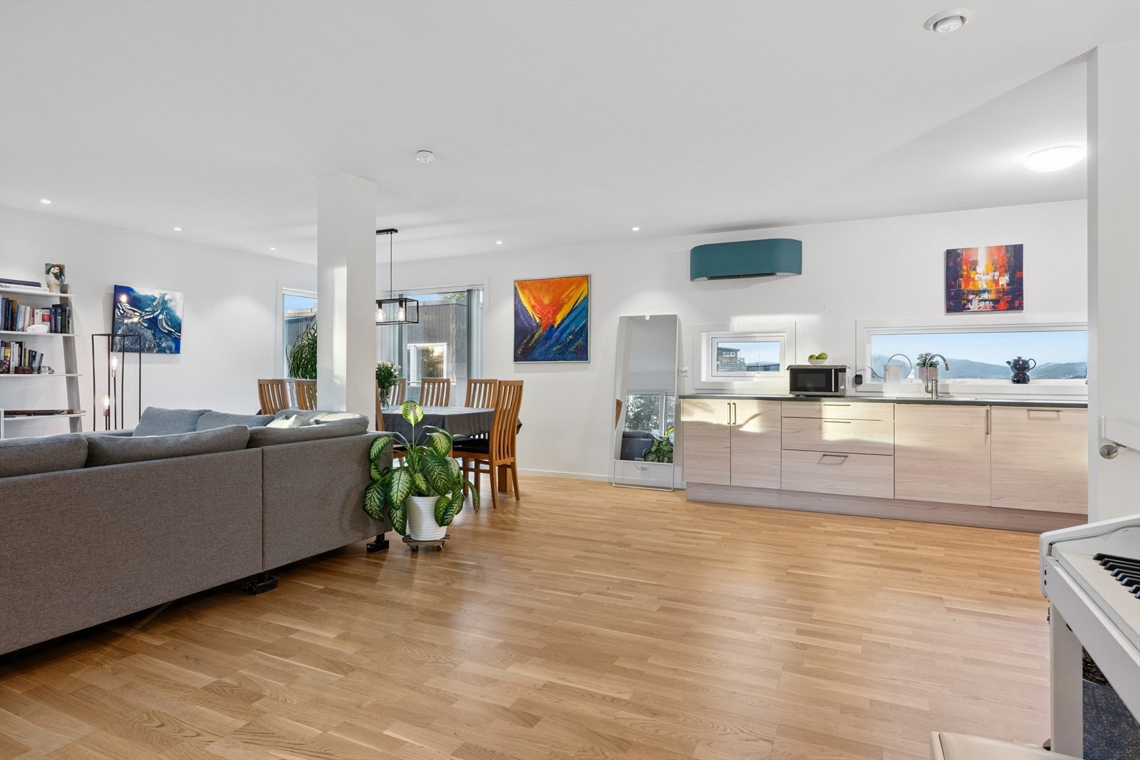 Stue/kjøkken på hele 53 kvm. Varmepumpe, vedovn og balansert ventilasjon. Galleribilde