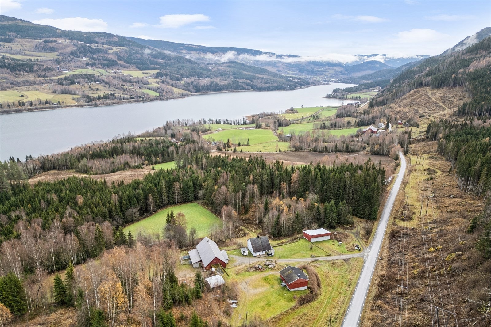 Eiendommen ligger i Øyer kommune, med kort kjøretur til servicetilbud på Tretten. Galleribilde