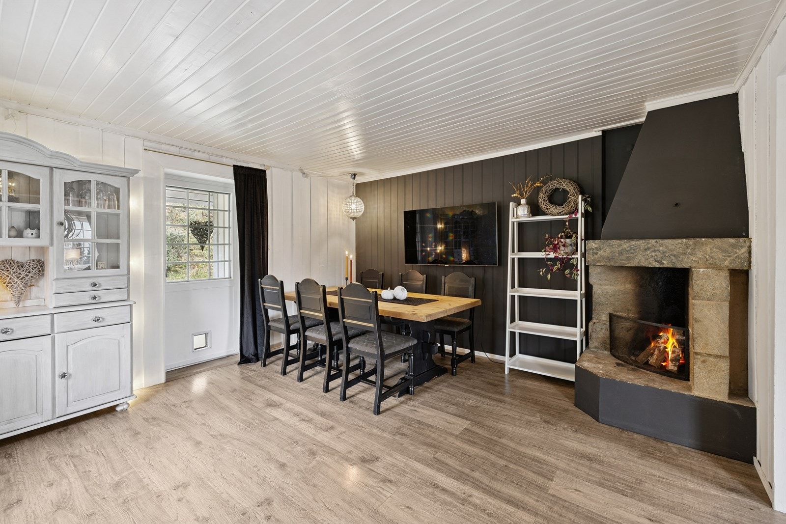 Den store, murte peisen i spisestuen gir både varme og en lun atmosfære. Tidsmessige fargekombinasjoner. Galleribilde