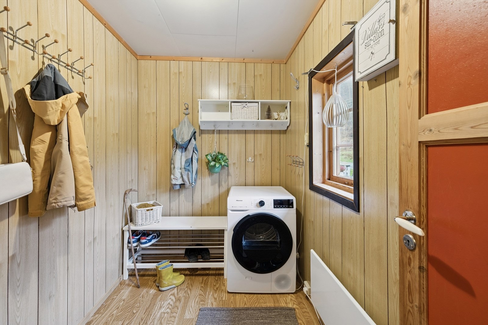 Bod/grovgang med egen inngang og gode oppbevaringsmuligheter. Galleribilde