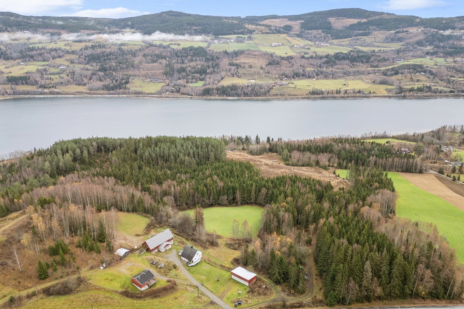 Beliggenheten gir en flott utsikt over dalen og Lågen. Galleribilde