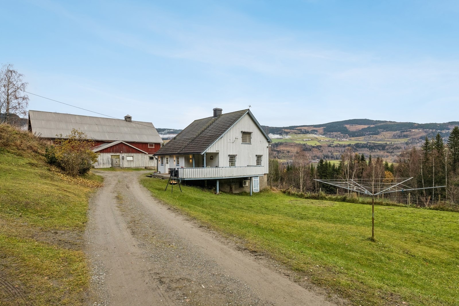 Sjarmerende småbruk som består av våningshus, kårbolig, garasje, låve/fjøs og redskapsbod/uthus. Galleribilde