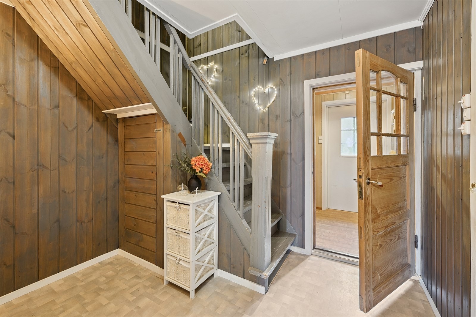 Fra entréen kommer man inn i en romslig gang, med skap under den solide tretrappa. Galleribilde