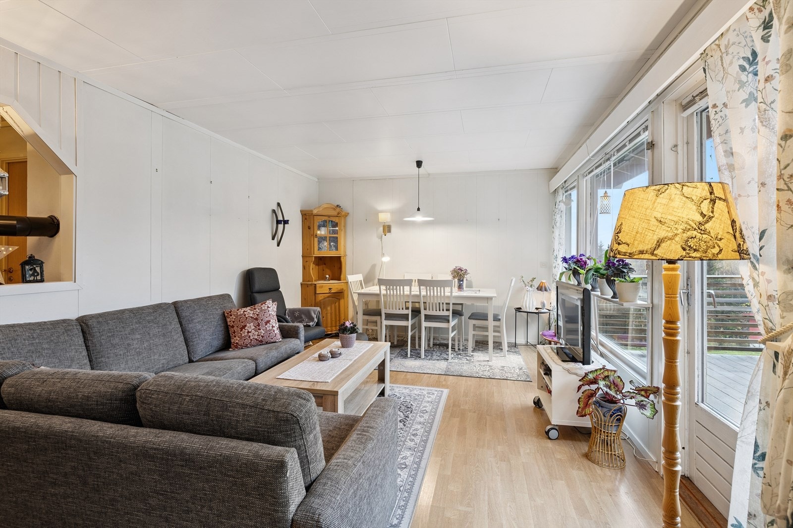 Fra stuen er det utgang til en terrasse fra 2018, på 13 m². Galleribilde