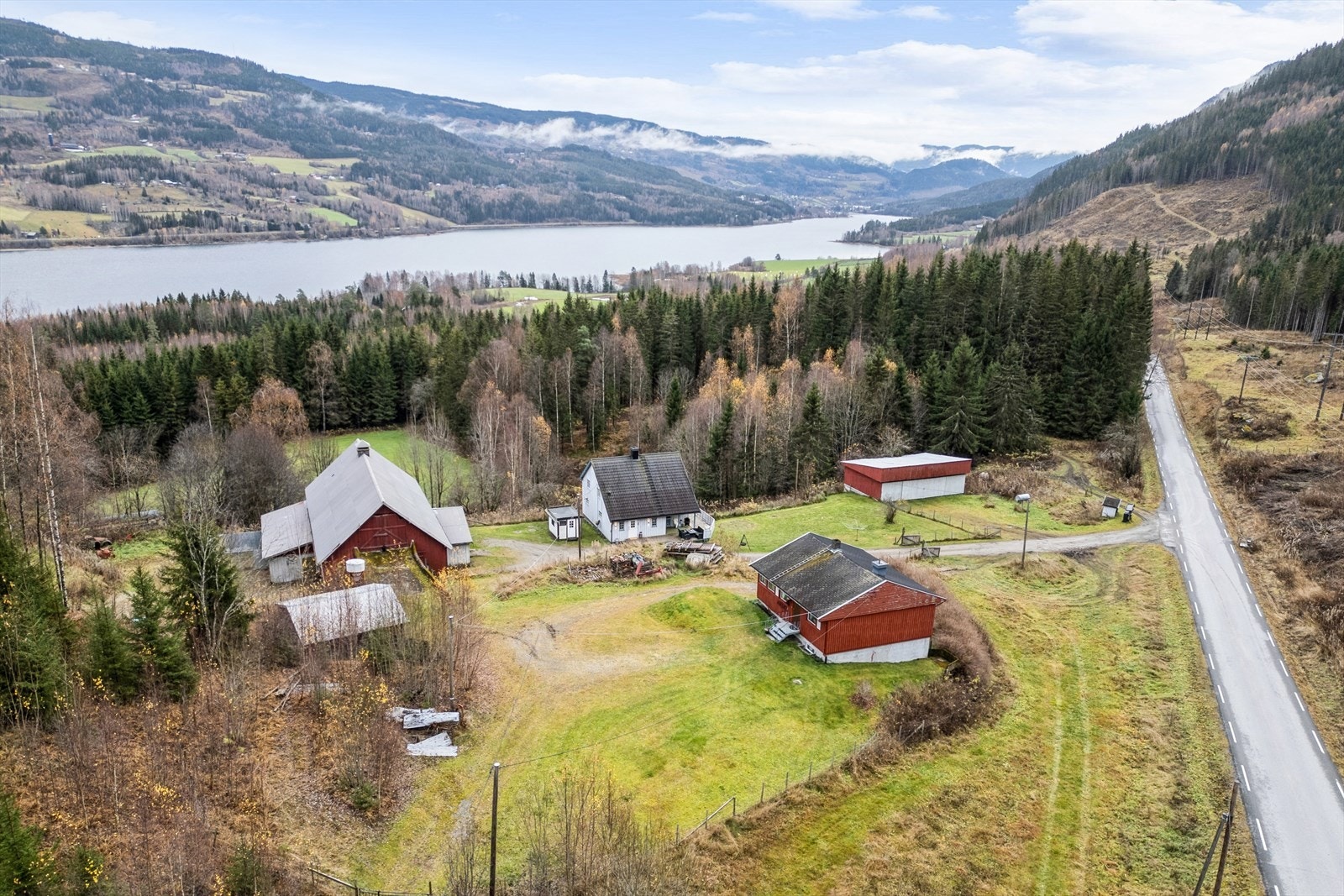 Småbruket ligger landlig og usjenert til, omgitt av vakker natur. Galleribilde