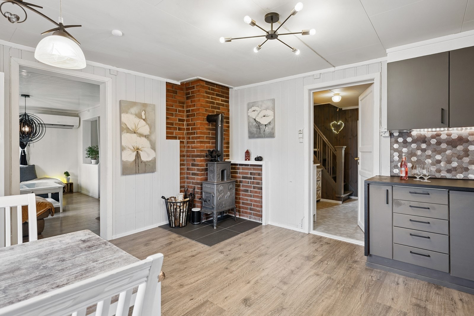 Den sjarmerende vedovnen understreker den landlige stemningen. Galleribilde