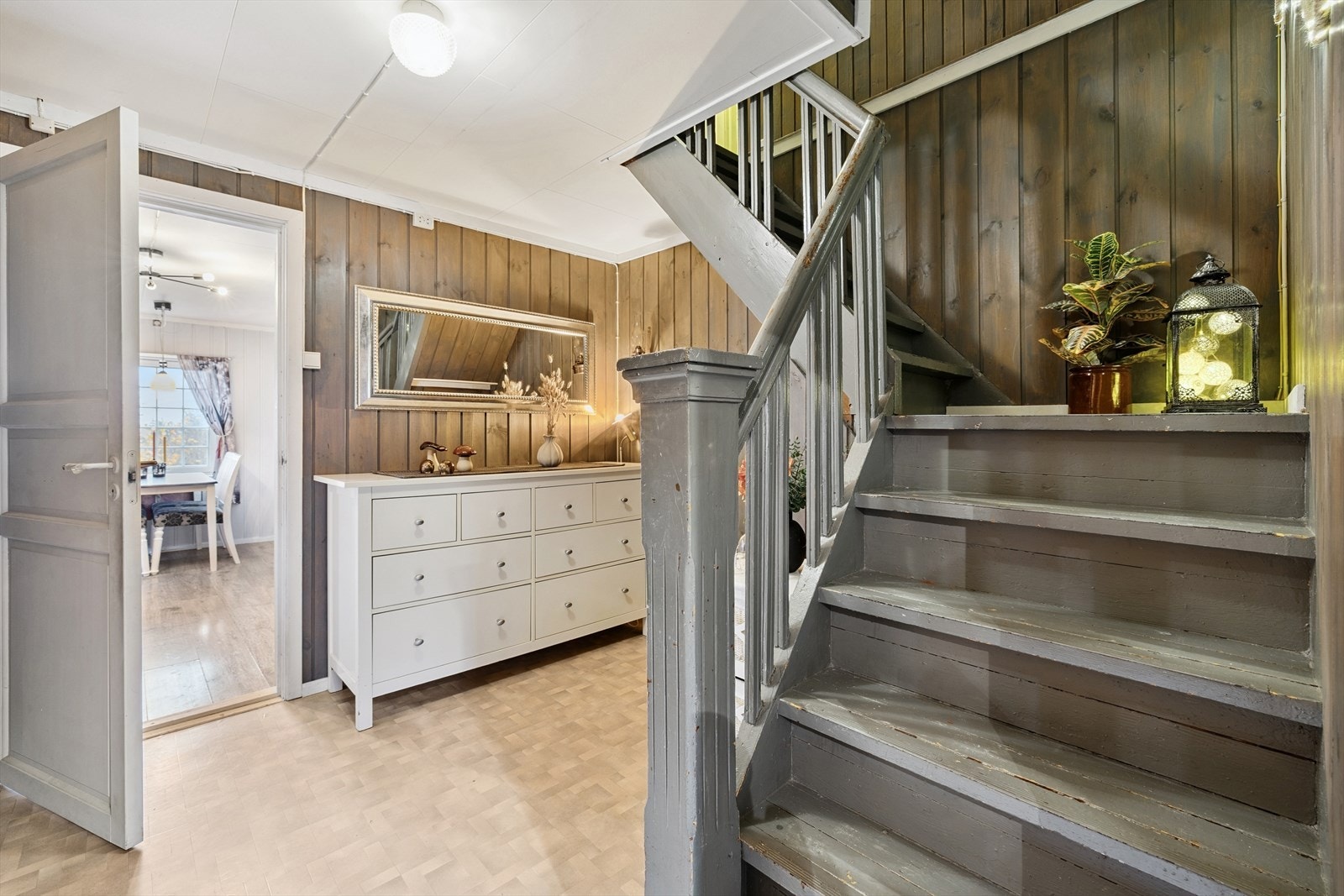 Gang, med en malt tretrapp mellom etasjene. Galleribilde