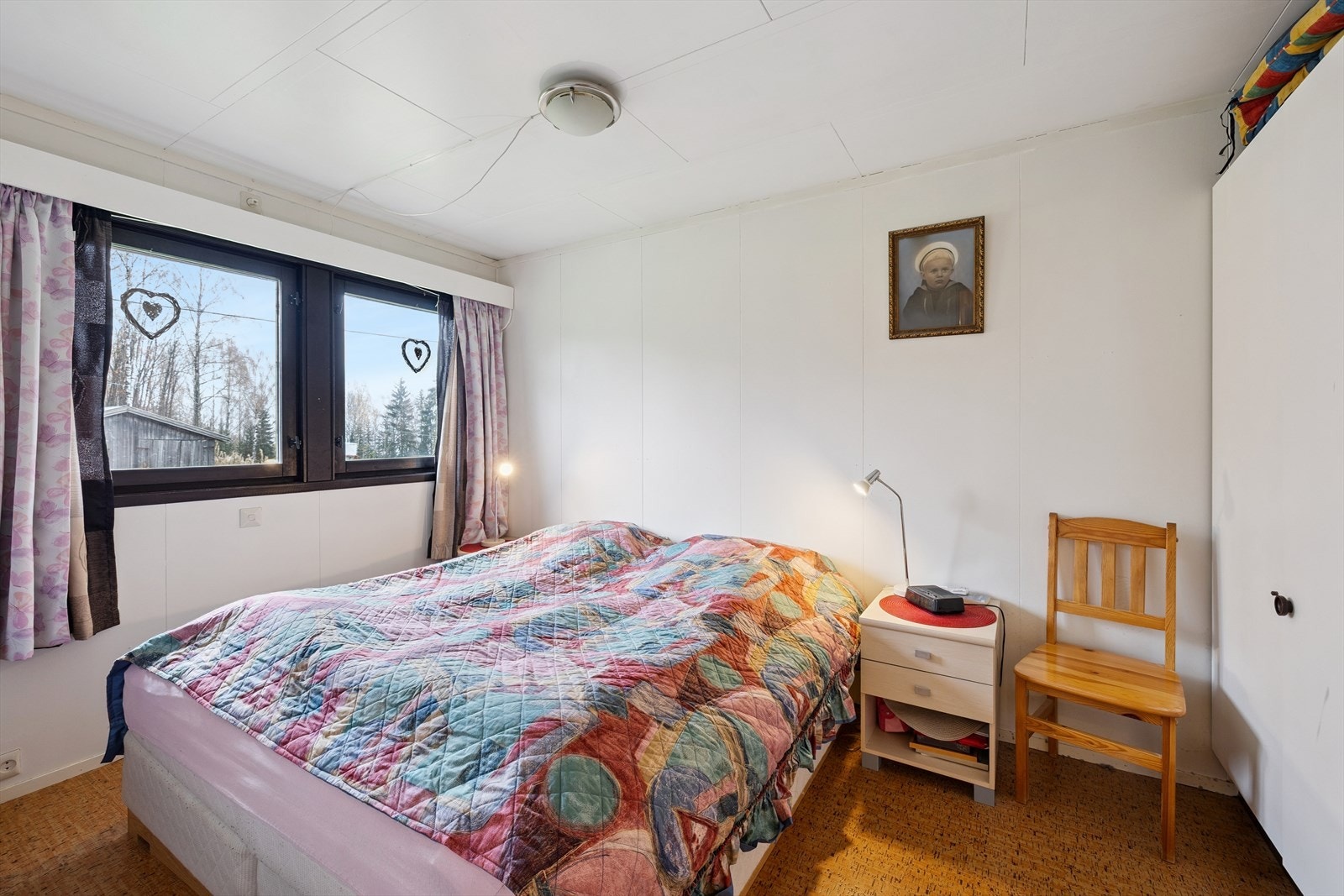 Kårboligen inneholder to soverom med plass til seng og oppbevaring. Galleribilde