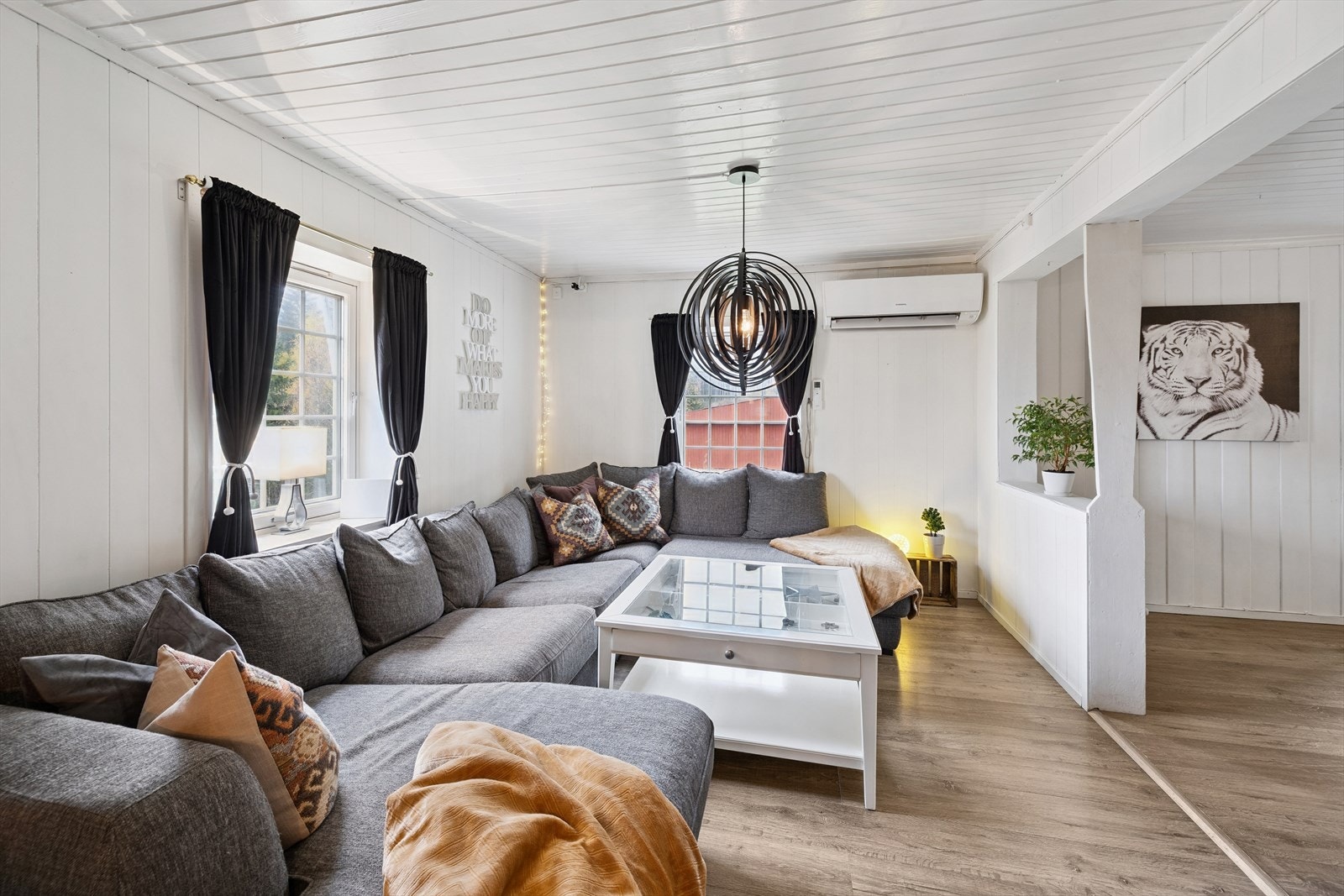 Det er installert en luft-til-luft varmepumpe (2019), i tillegg til vedfyring. Galleribilde