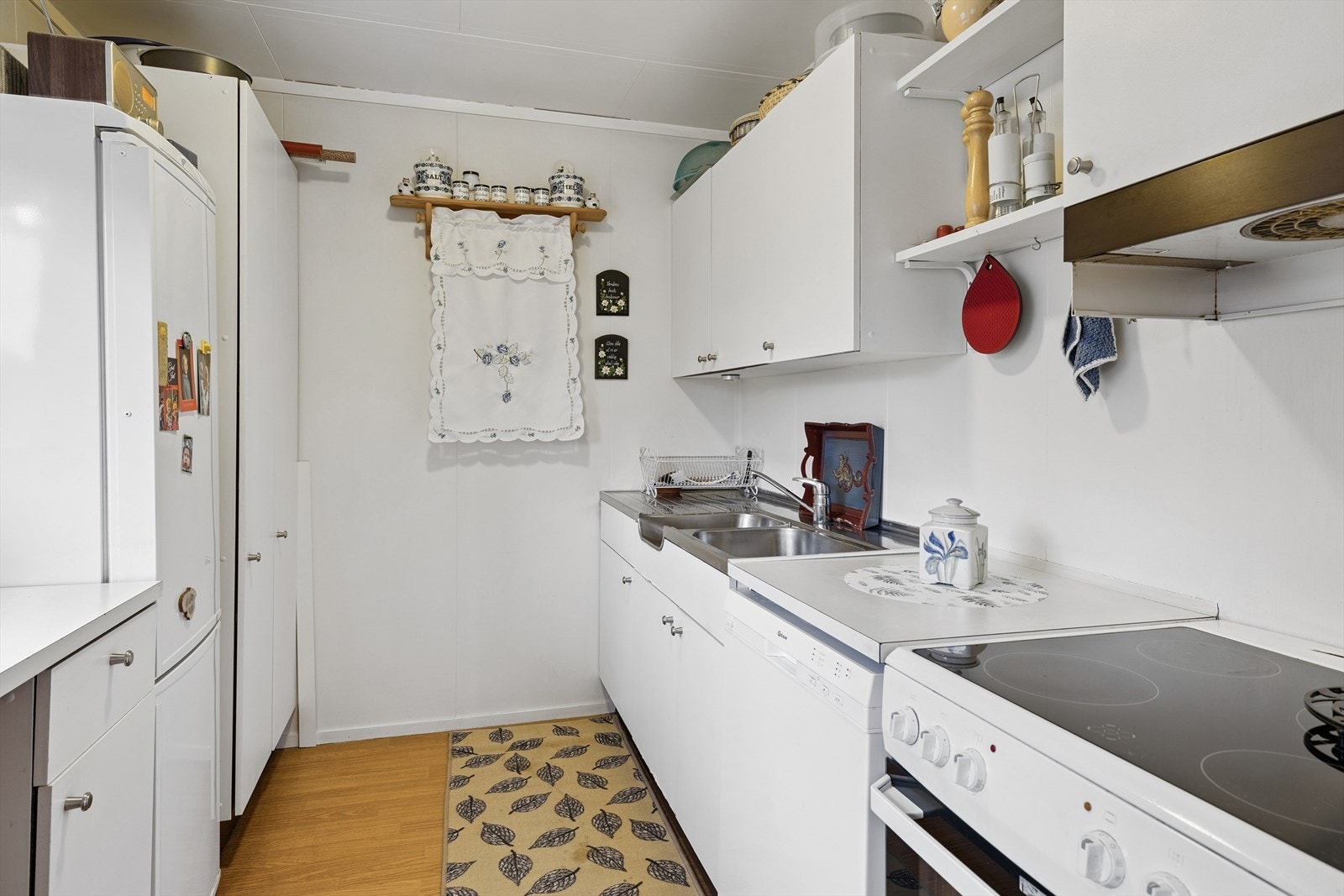 Kårboligens kjøkken er separat og funksjonelt innredet. Galleribilde