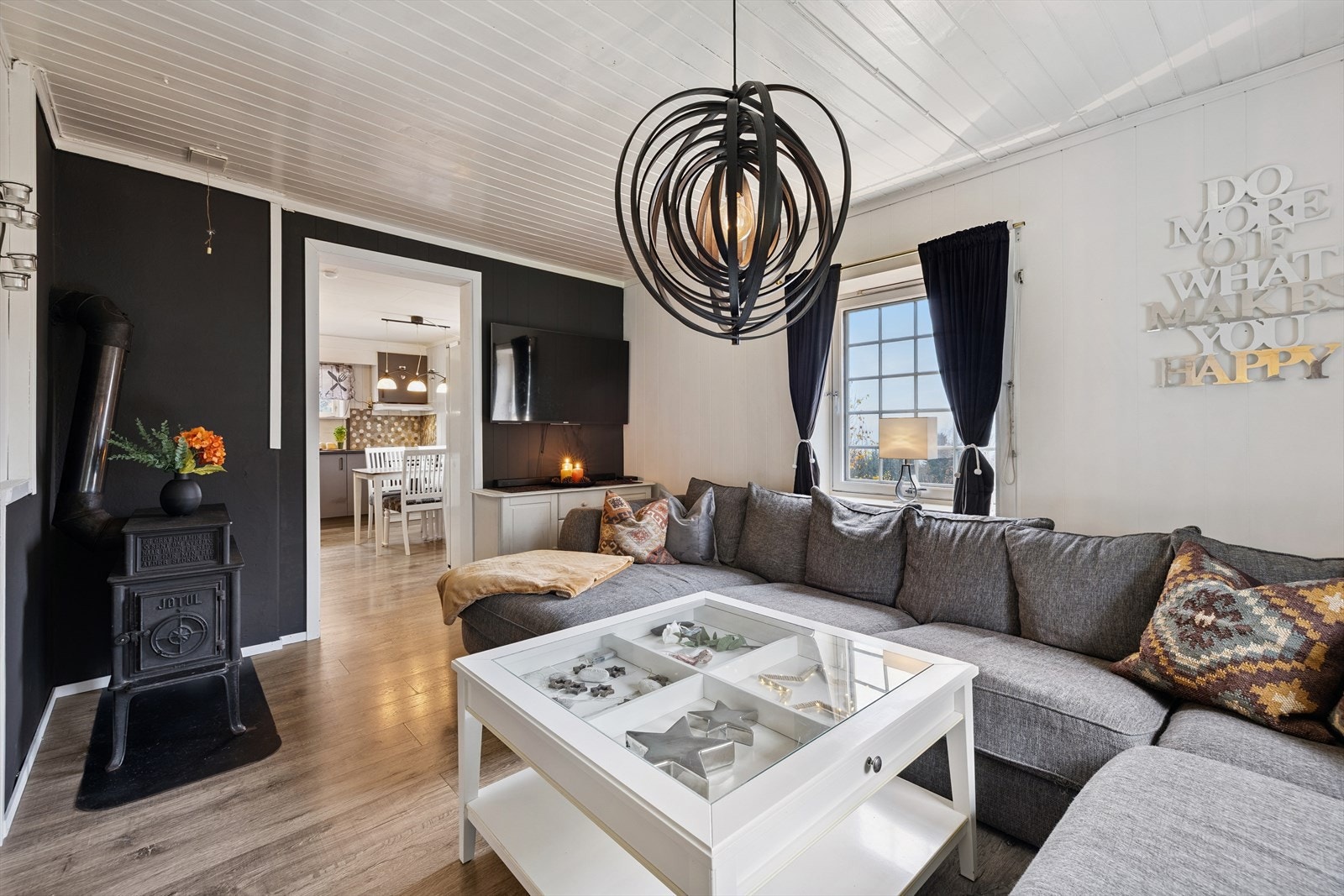 Stuen har god plass til en større sofagruppe og er et naturlig samlingspunkt i boligen. Galleribilde