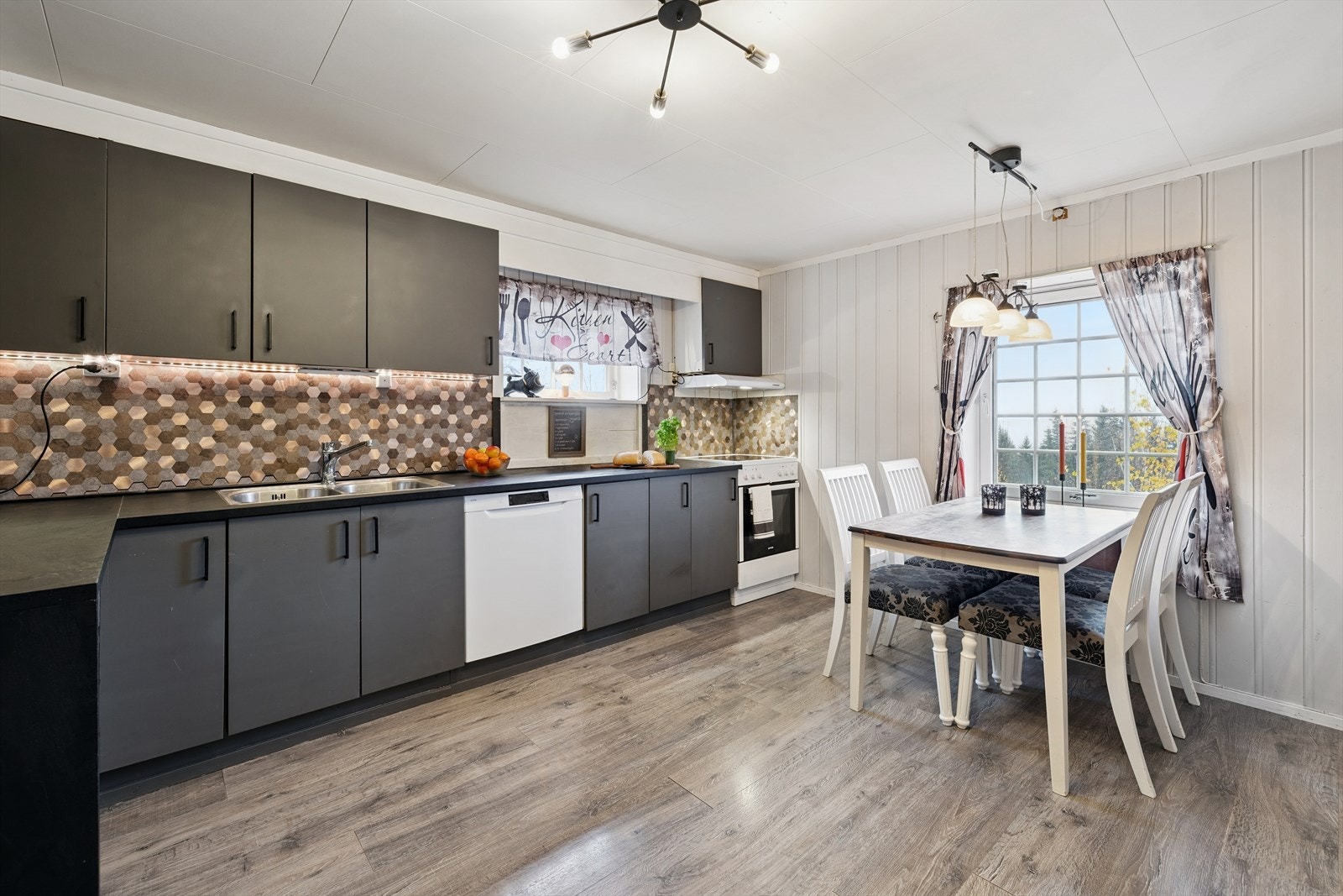 Vi fortsetter inn på kjøkkenet, som har godt med skap- og benkeplass. Galleribilde