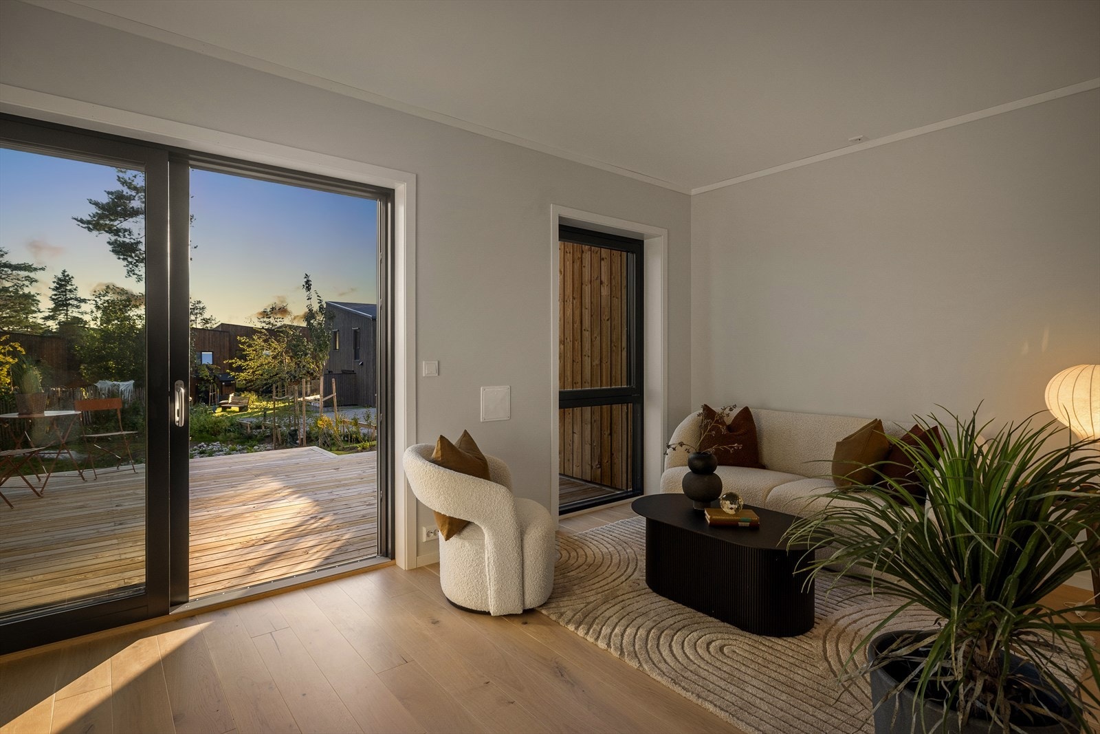 Stor stue m. utgang til sydvestvendt terrasse. Vannbåren varme i gulv. Stuevindu får solskjerming. Galleribilde