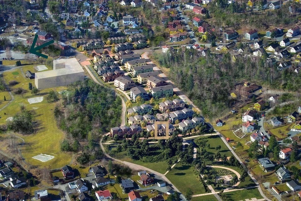 Oppmøte v. tomtevisning - ved parkeringen til Ballerud Golfgrønn pil. GPS Ballerud alle 1B. Omt. Avmerket. Galleribilde