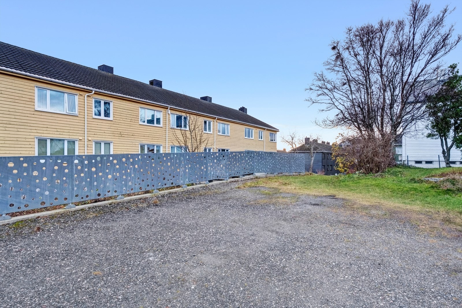 Felles parkeringsplasser er tilgjengelige på tomten. Galleribilde